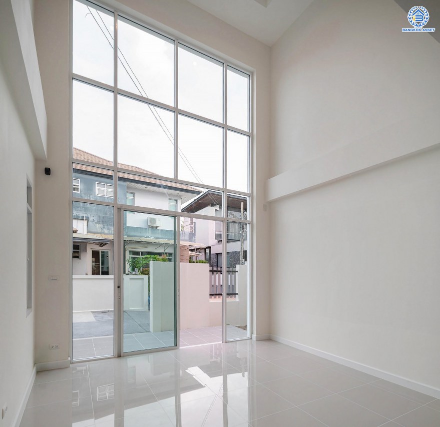 บ้านมือสองตกแต่งใหม่ โครงการ บุษราคัมรีเจนท์ ปิ่นเกล้า-บรมราชชนนี เนื้อที่  67.50 ตร.ว. ฟังก์ชัน 3 ห้องนอน 3 ห้องน้ำ จอดรถได้ 2 คัน สภาพแวดล้อมดี เดินทางเข้าสู่เมืองได้สะดวกเชื่อมต่อ ถนนพุทธมณฑลสาย 2, ถนนบรมราชชนนี, ถนนกาญจนาภิเษก, ถนนศาลาธรรมสพน์ ใกล้เซ็นทรัลปิ่นเกล้า, ตลาดสดธนบุรี และจุดขึ้นทางด่วน "ศรีรัช"